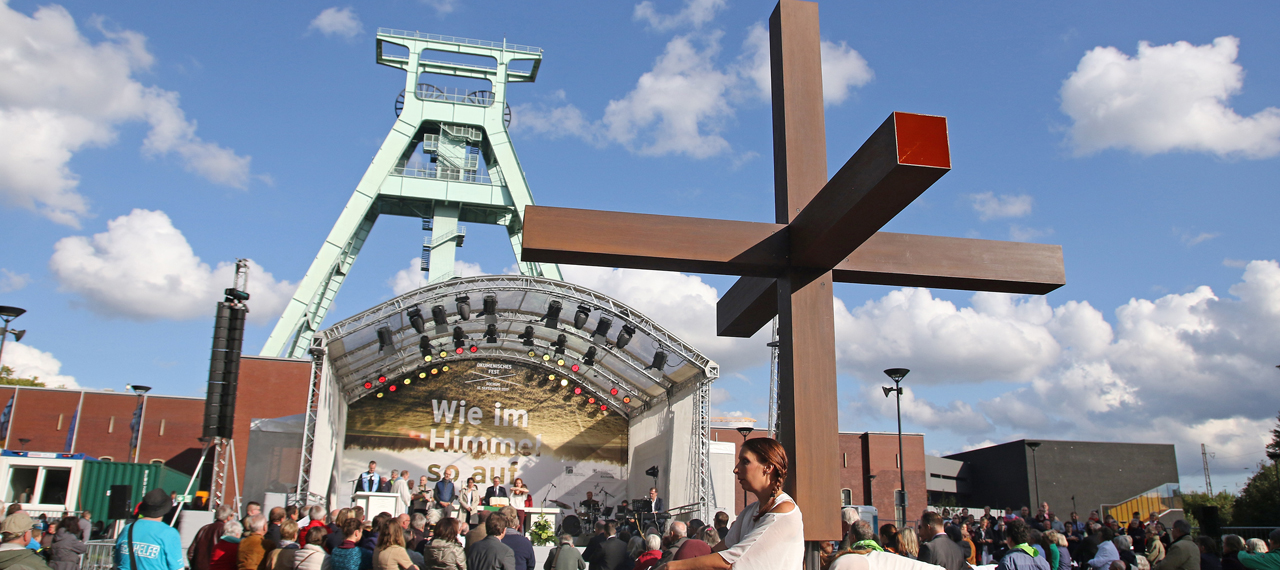 Blick auf die Bühne beim Abschlussgottesdienst unter freiem Himmel zum Ende des eintägigen Ökumenischen Festes in Bochum im September 2017