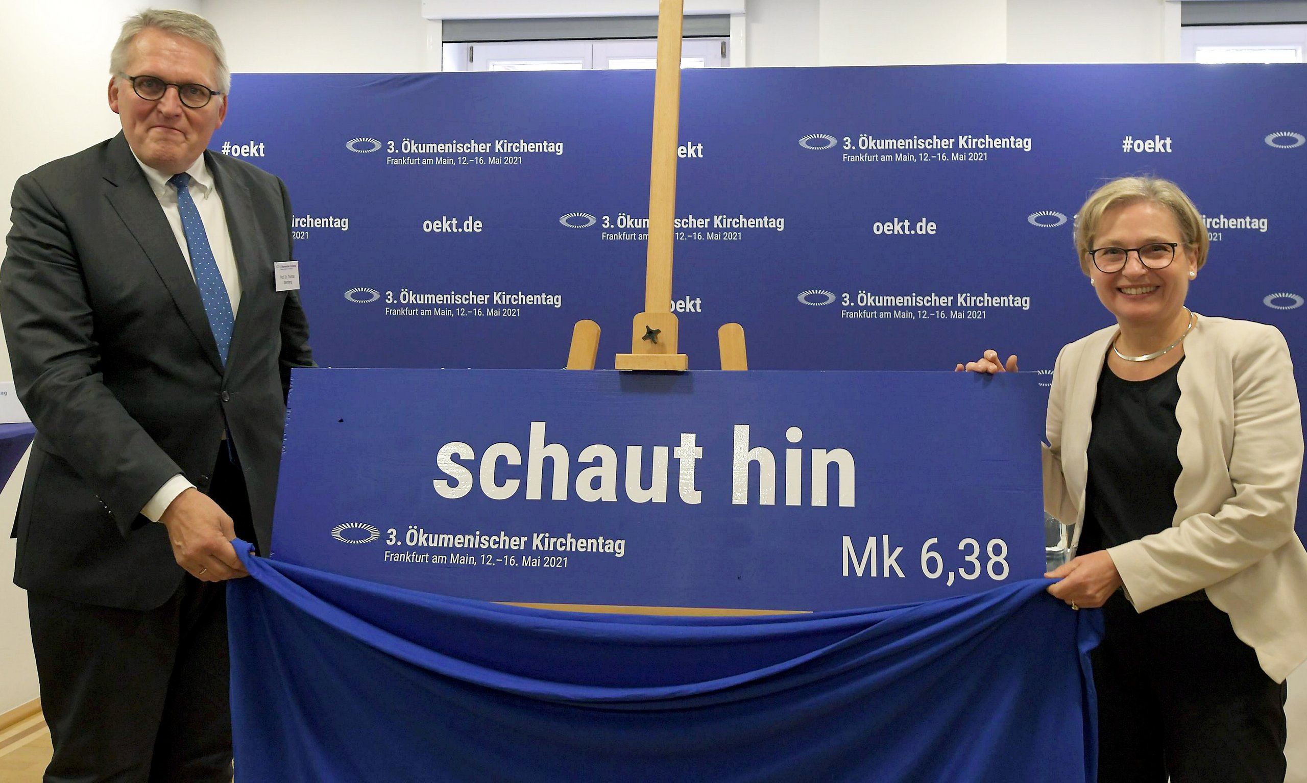 "schaut hin": Das Leitwort des 3. Ökumenischen Kirchentages 2021 in Frankfurt am Main Bettina Limperg und Thomas Sternberg, Präsidentin und Präsident des 3. Ökumenischen Kirchentages 2021, zeigen das Leitwort "schaut hin". (Foto: ÖKT)