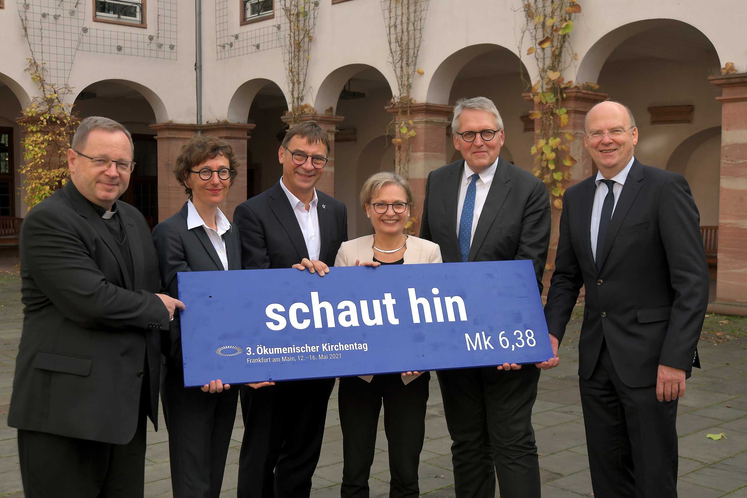 "schaut hin": Das Leitwort des 3. Ökumenischen Kirchentages 2021 in Frankfurt am Main Die Präsentation des Leitwortes des 3. OEKT: "schaut hin"