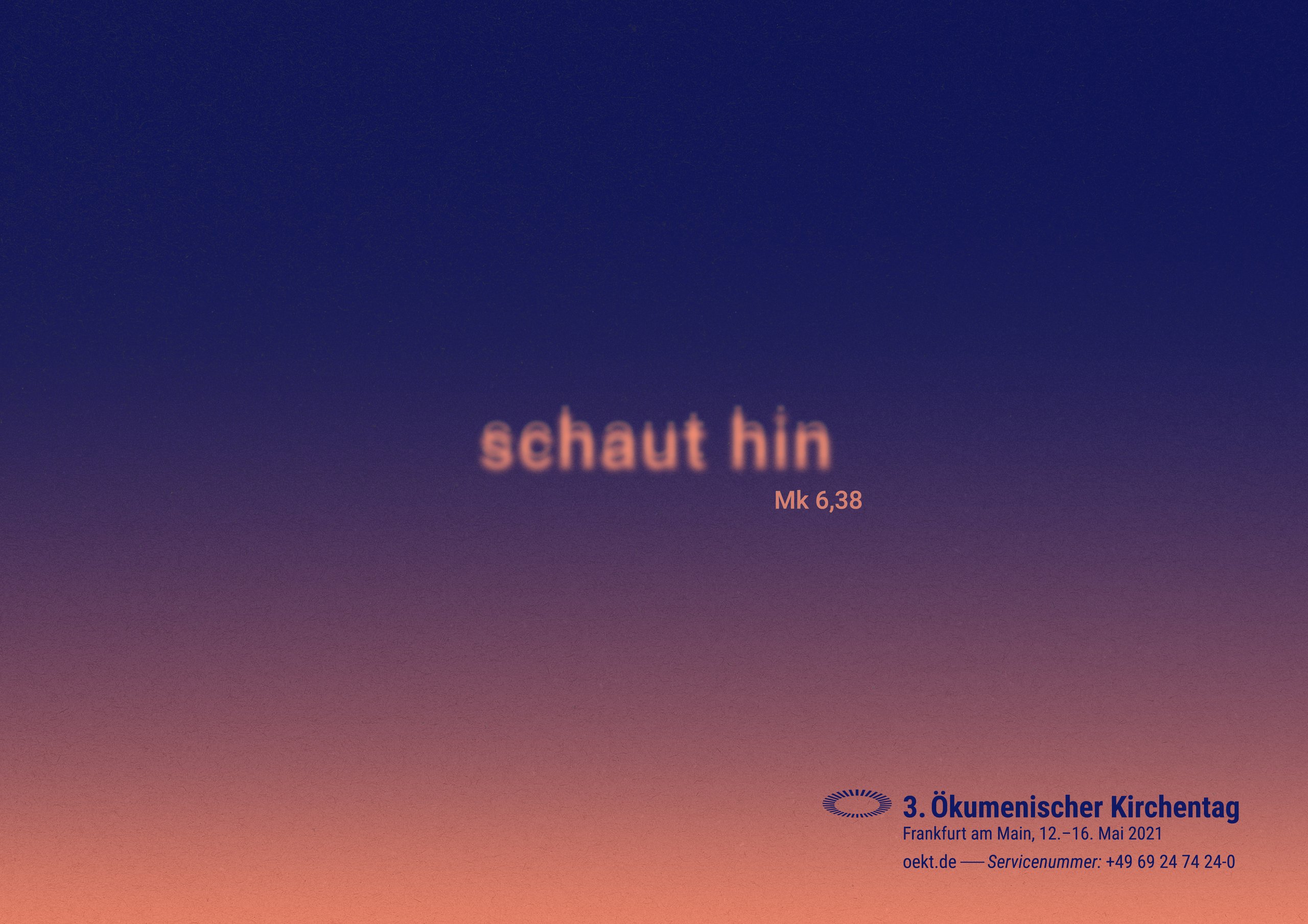 "schaut hin" - Die Werbelinie des 3. ÖKT Das Bild zeigt das Kampagnenmotiv des 3. ÖKT, den Schriftzug "schaut hin" in unscharfen Lettern auf einem Hintergrund mit einem Verlauf von Peach in Dunkelblau