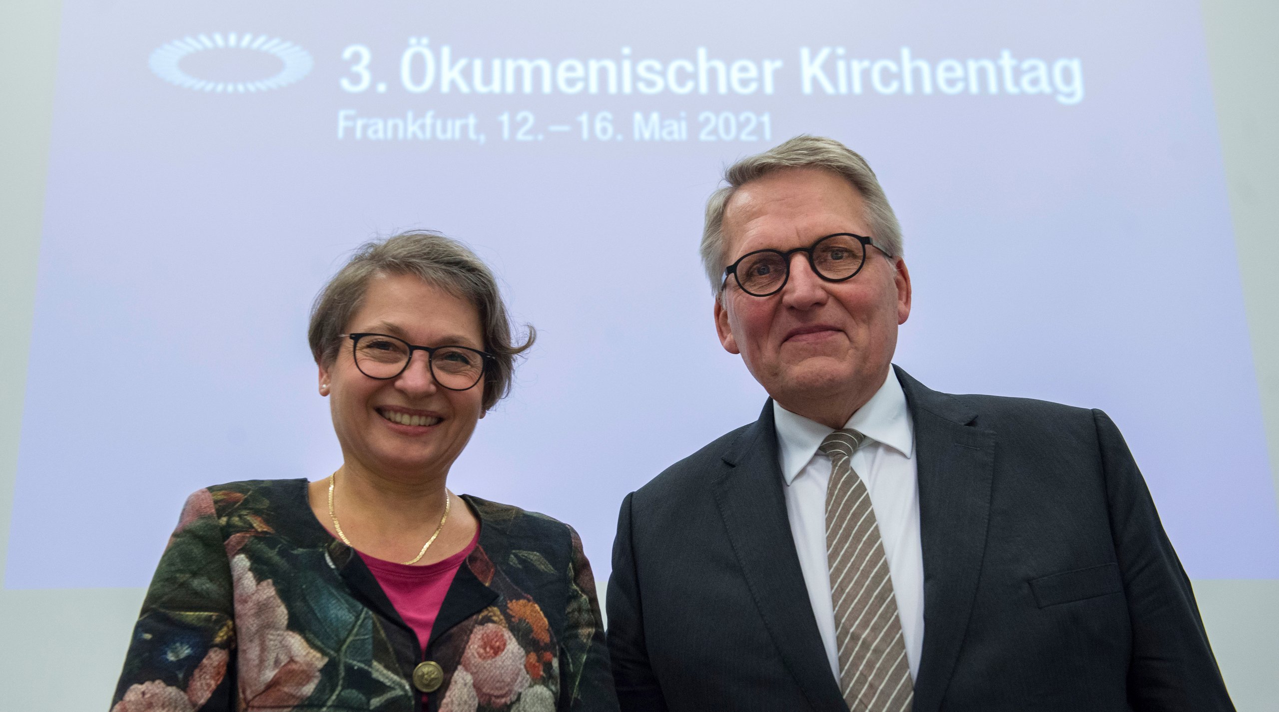 Auf dem Foto zu sehen sind die evangelische Präsidentin des 3. Ökumenischen Kirchentages, Bettina Limperg, und rechts neben ihr der katholische Präsident, Prof. Dr. Thomas Sternberg.