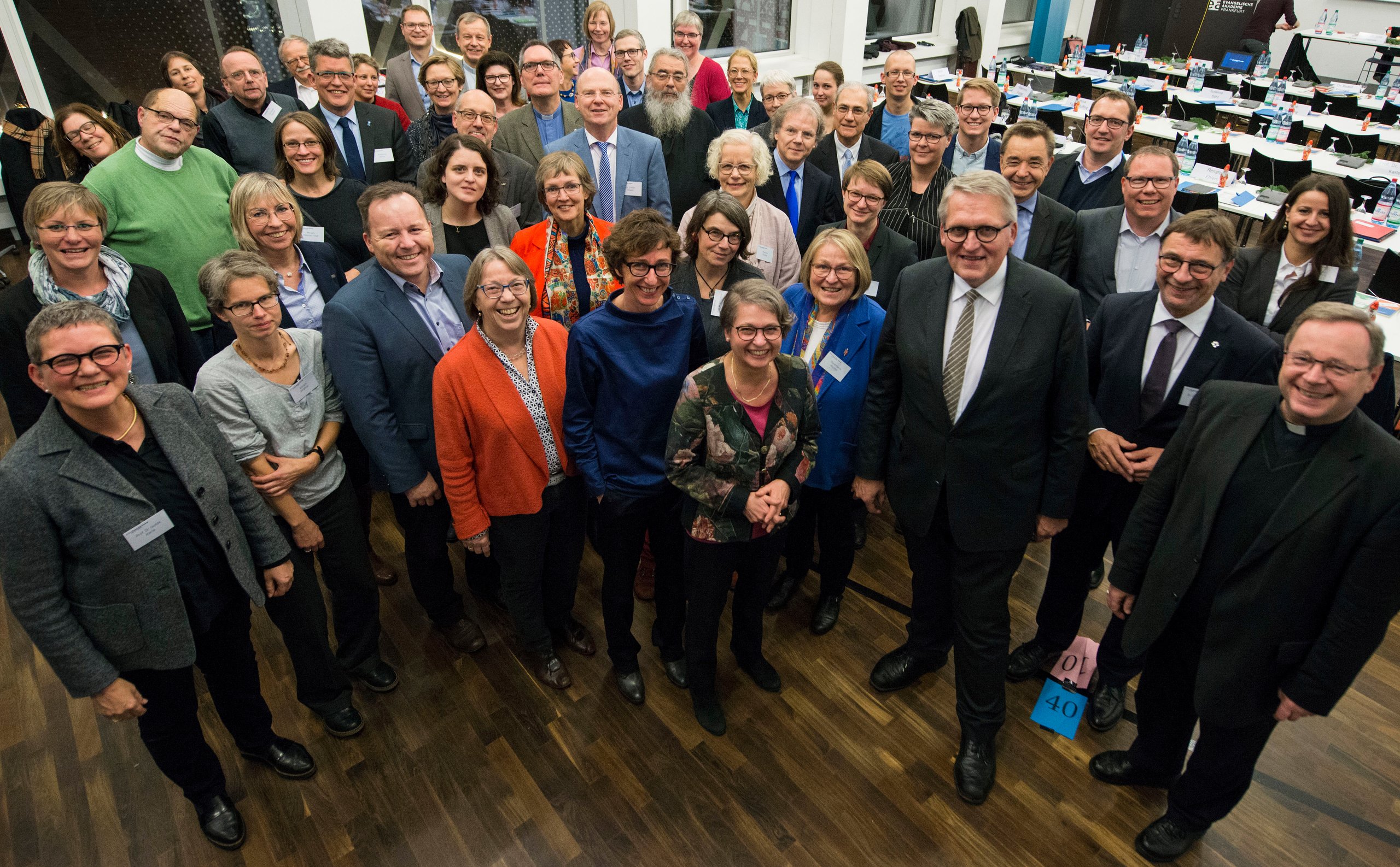 Foto der Mitglieder des Gemeinsamen Präsidiums des 3. Ökumenischen Kirchentages bei der konstituierenden Sitzung im Dezember 2018 in der Evangelischen Akademie Frankfurt am Main. Alle lächeln in die Kamera, besonders die Präsidenten Bettina Limperg und Thomas Sternberg, die ganz vorne stehen.