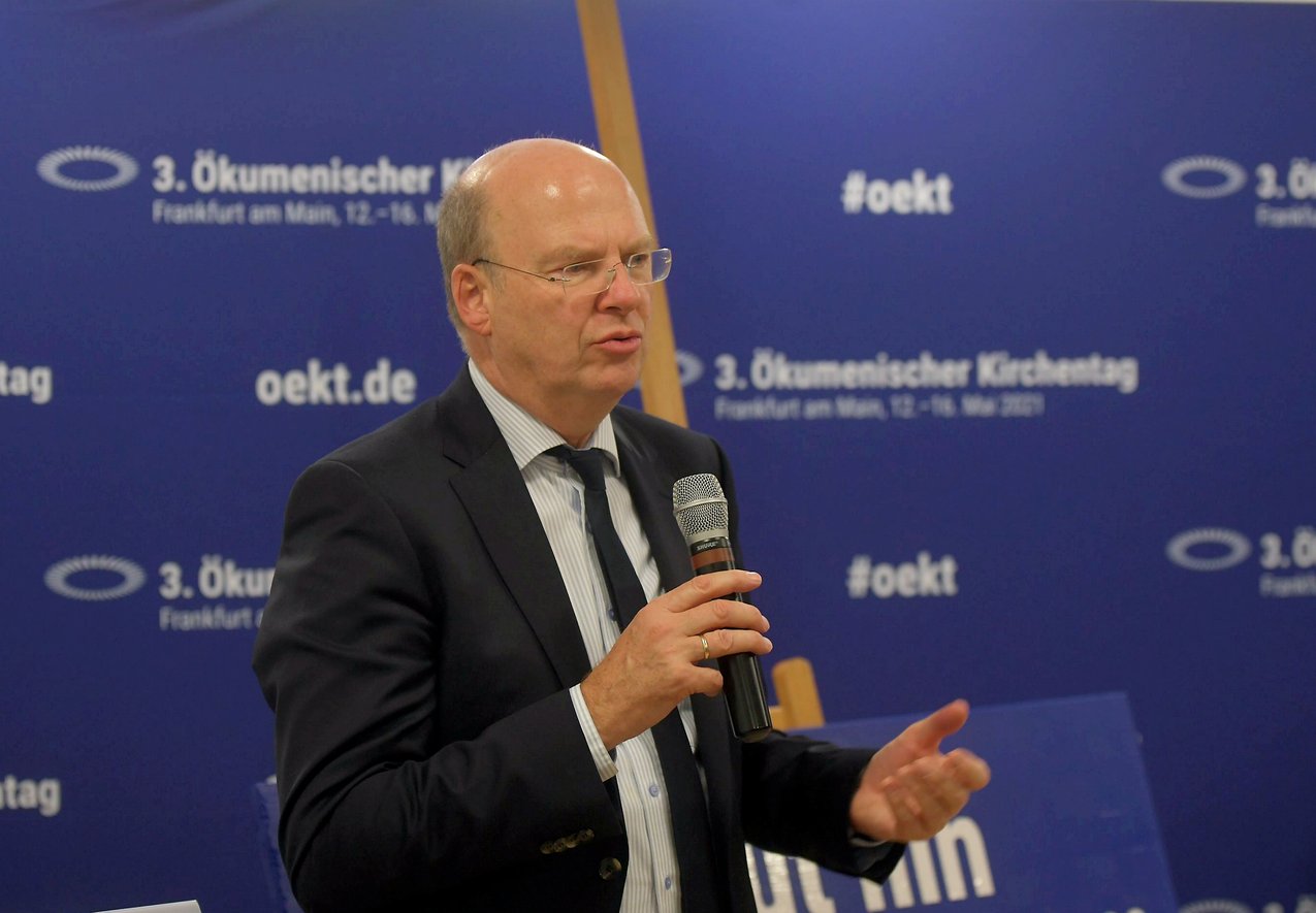 Auch der damals noch amtierende Generalsekretär des Zentralkomitees der deutschen Katholiken, Stefan Vesper, ist erfreut über den Beschluss. Auch der damals noch amtierende Generalsekretär des Zentralkomitees der deutschen Katholiken, Stefan Vesper, ist erfreut über den Beschluss.